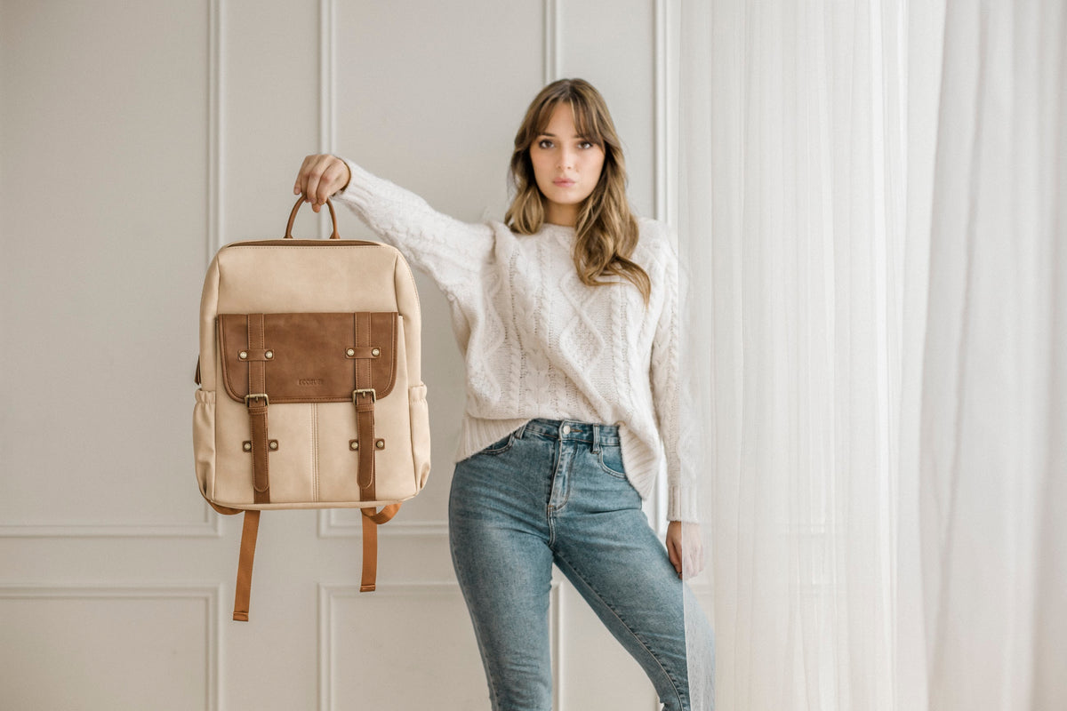 Mujer con mochila Ecosusi beige y café