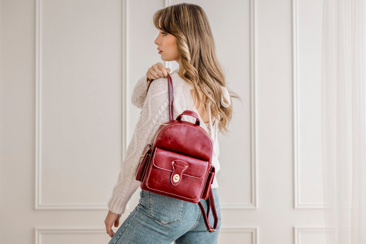 Mujer con mochila vintage Ecosusi roja