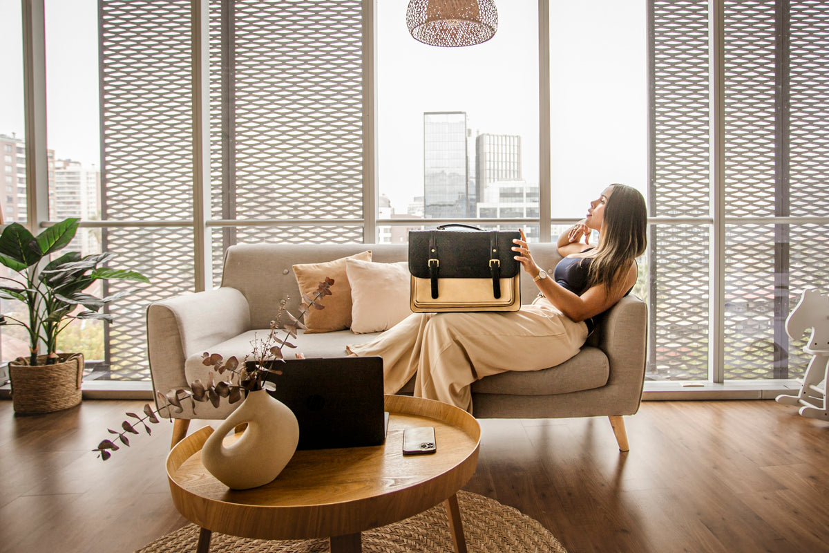 Mujer con maletín Ecosusi en living luminoso